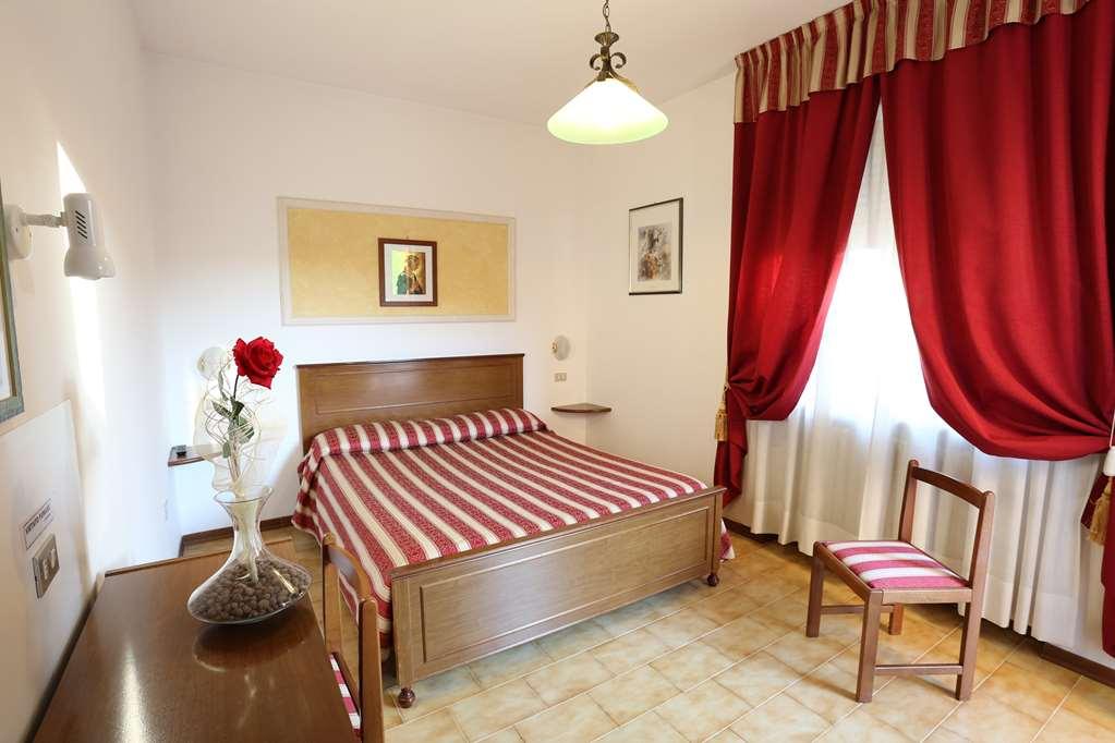 Hotel Vignola Assisi Room photo
